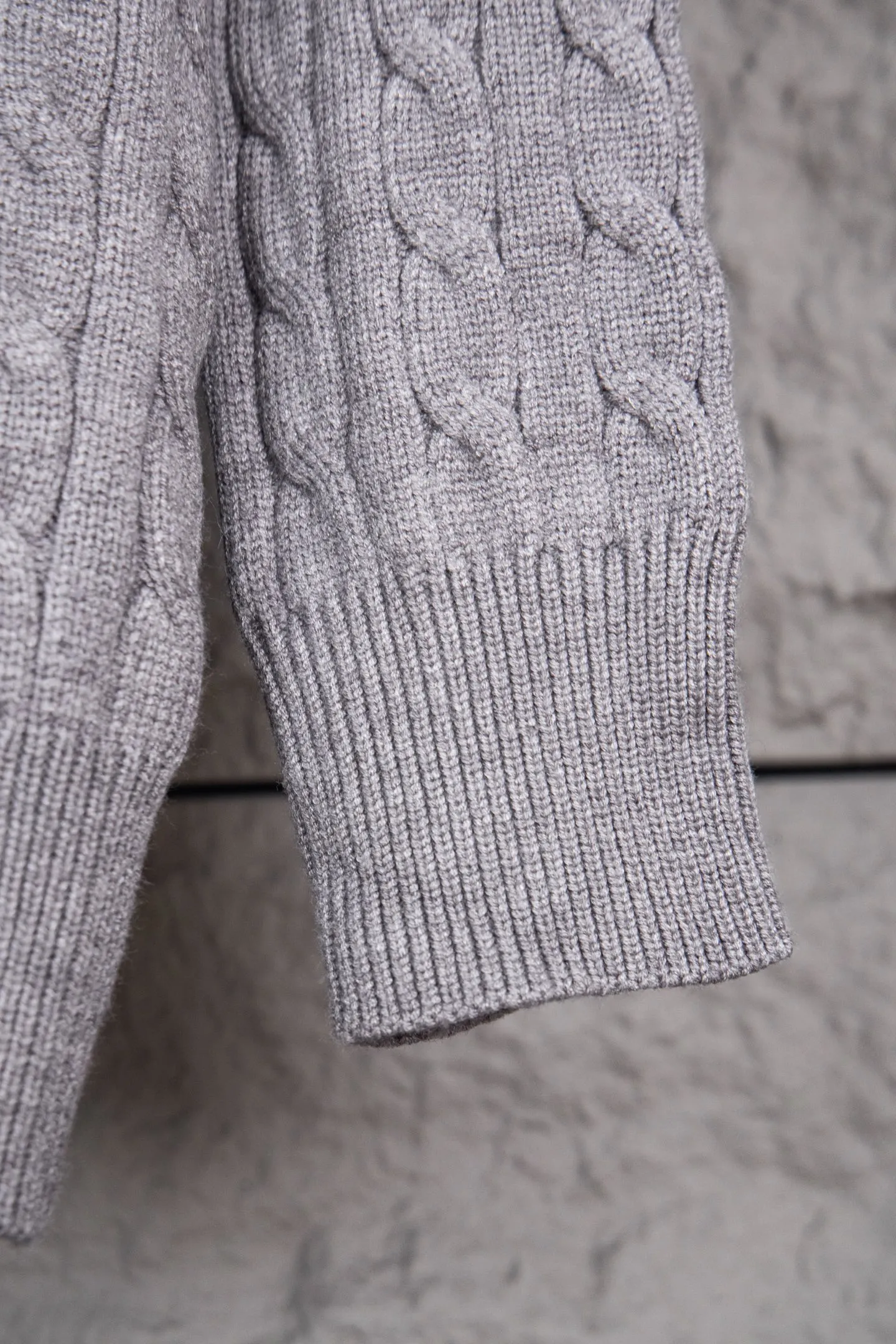 P240 Ralph Lauren 2025ss new twist sweater button cardigan. The fabric is made of imitation cashmere fabric. A full set of customized accessories. The highest version on the market. Color: Navy blue, black, white and gray. Size: S-XL.